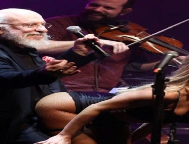 Χορεύτρια έκανε αισθησιακό σόου στον Διονύση Σαββόπουλο την ώρα που τραγουδούσε! (φώτο)